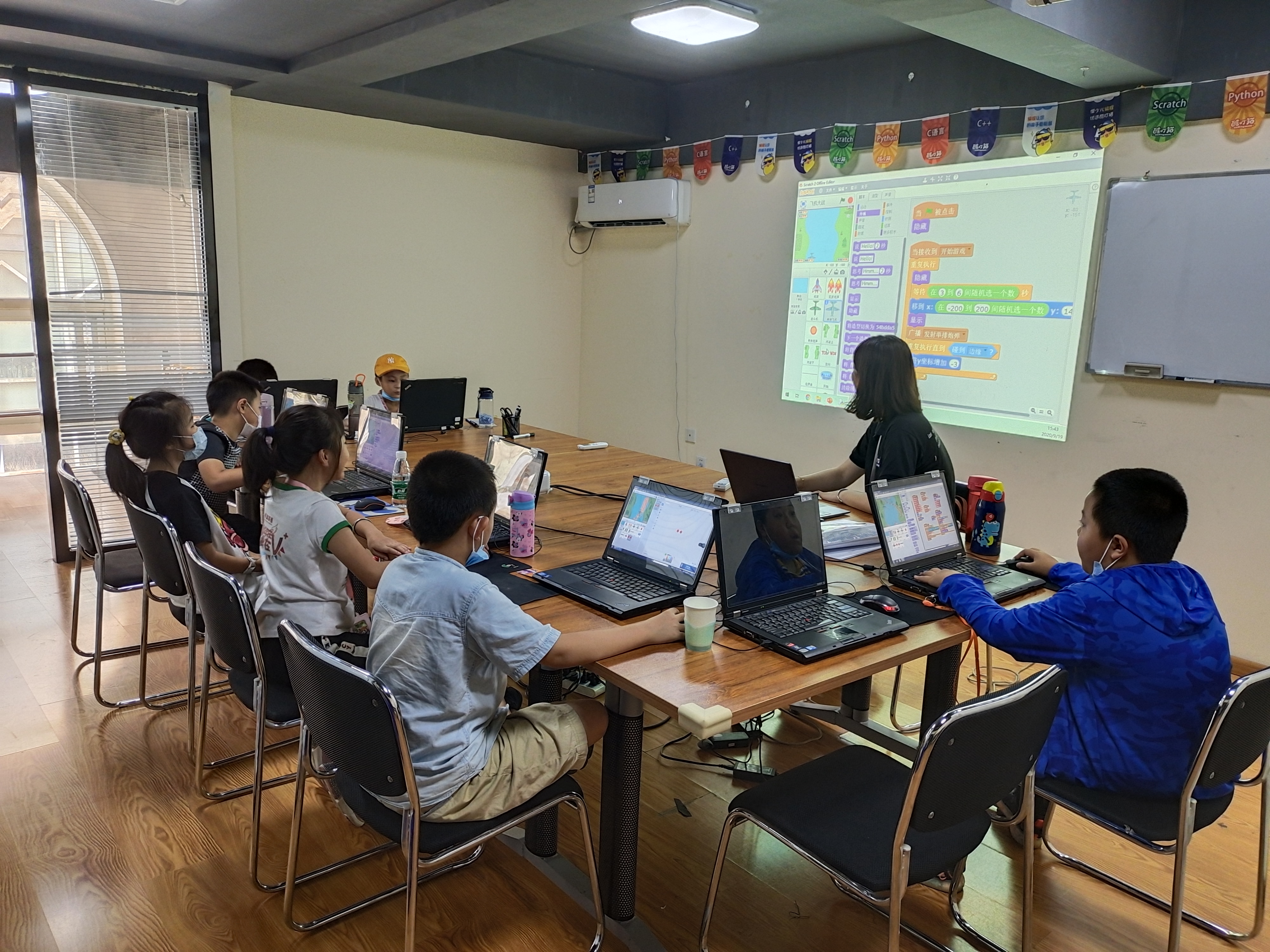 <b>老师认真讲解中</b>